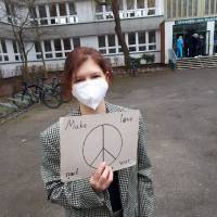 Anna mit einem Zettel vor ihrem Gesicht