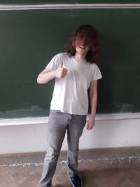 Eine Person mit, von Haaren überdecktem, Allerweltsgesicht.